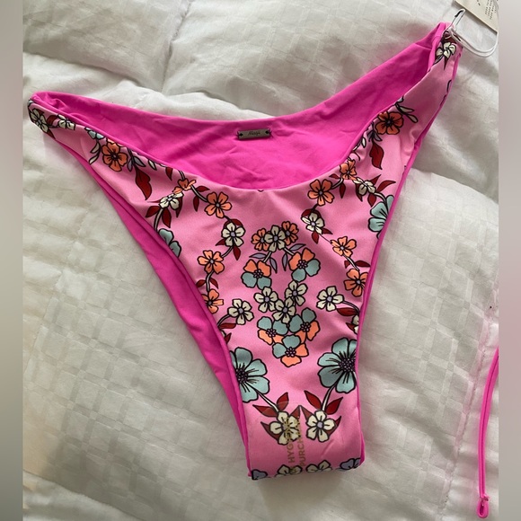 Maaji
Fuchsia Dream Pirouette Sliding
Bikini Top+ bottom sz small 💕 - Picture 8 of 8